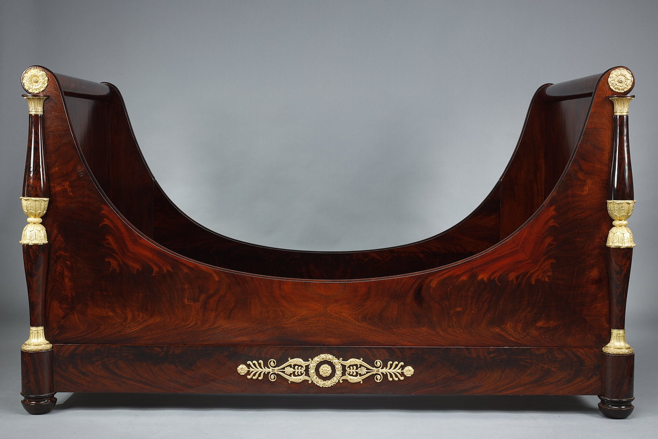 Empire period bed in solid mahogany and mahogany veneer